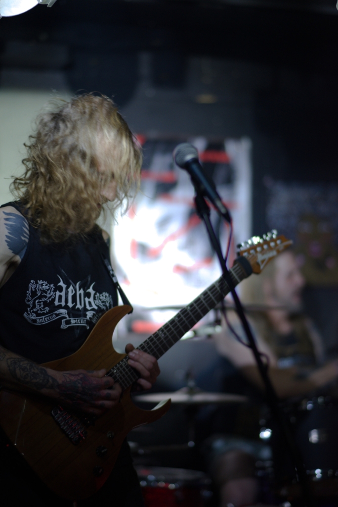 Mann mit Gitarre, Bühne, Mikrofon Konzertfotografie