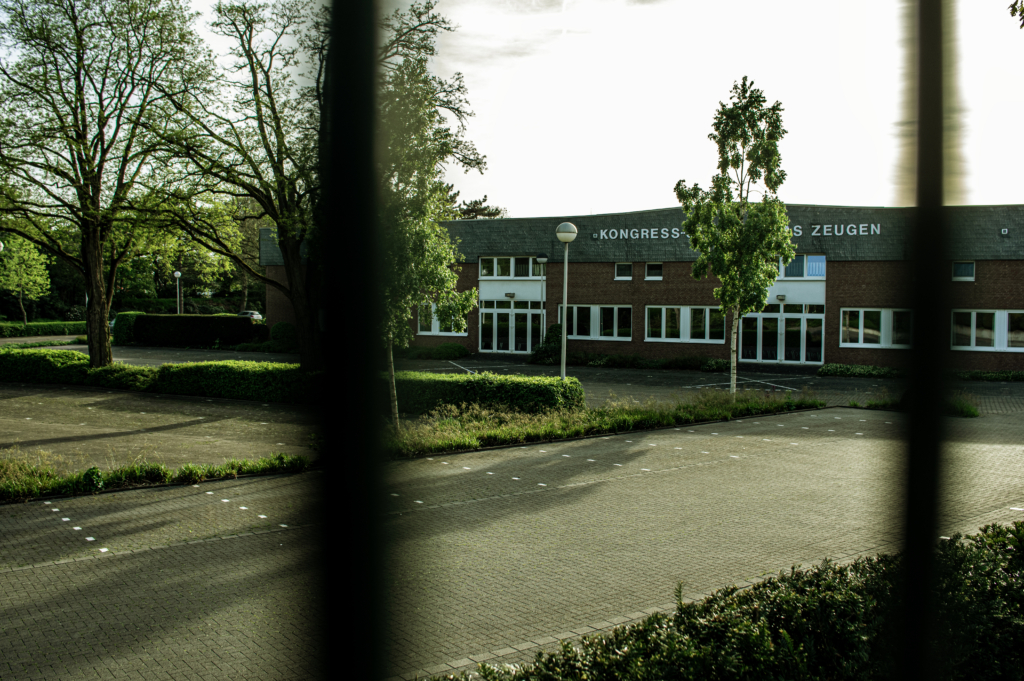 Mauer Gefängnis ethnographische Fotografie Asphalt Bäume Kongress